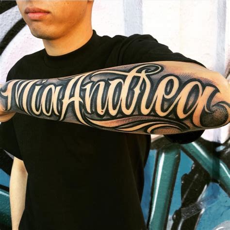 letras en el brazo tatuajes